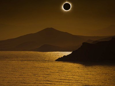 Select Sailings are curated for savvy travelers who feel they’ve seen it all and need a jolting travel experience.  Observe an eclipse’s totality in Iceland where our yacht will be in the perfect location.