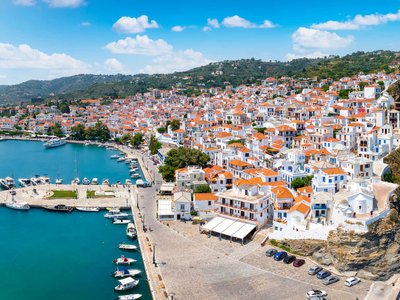 Visiting small ports that large ships cannot access, such as Skopelos in Greece, Golfo Aranci in Italy, Egersund in Norway, and Fort William in Scotland, offers a more intimate travel experience.